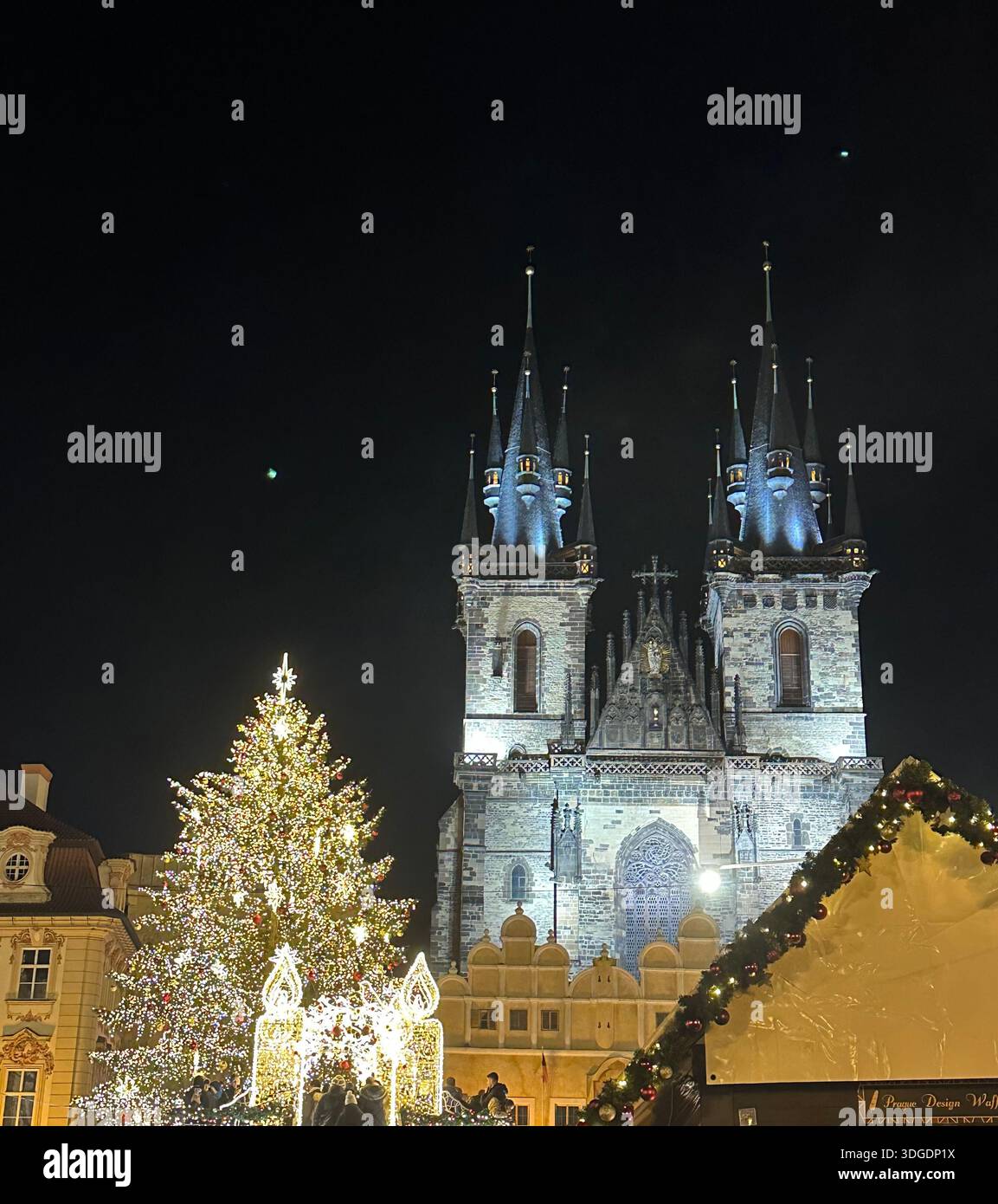 Chiesa di nostra Signora prima di Týn illuminata di notte sulla Piazza della città Vecchia di Praga, Repubblica Ceca, storico monumento gotico, nessun popolo. - Immagine stock catturata con smartphone