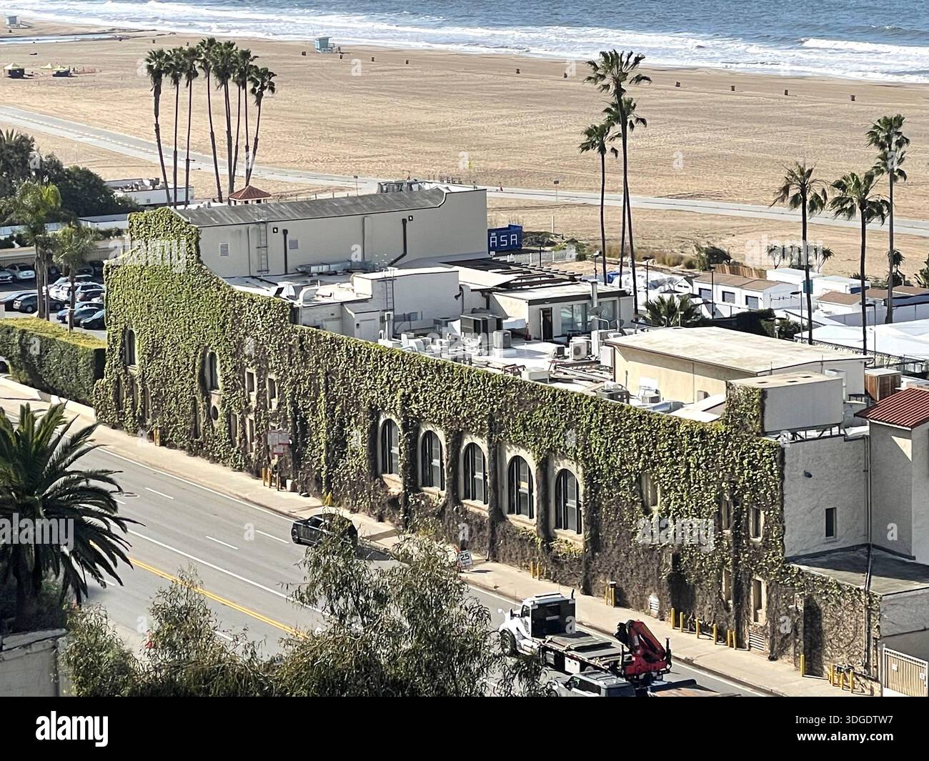 Vista dell'edificio sulla spiaggia con edera lungo l'Oceano Pacifico Foto Stock