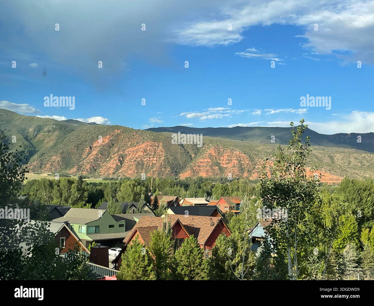 case e vista sulle montagne con cielo blu e nuvole Foto Stock