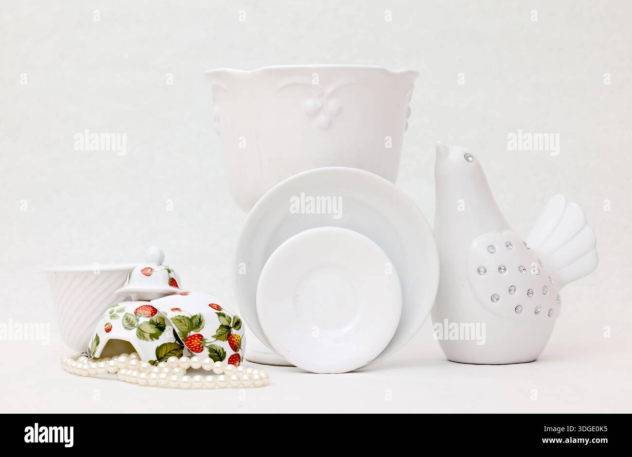 Bianco diversi articoli in porcellana su sfondo bianco Foto Stock