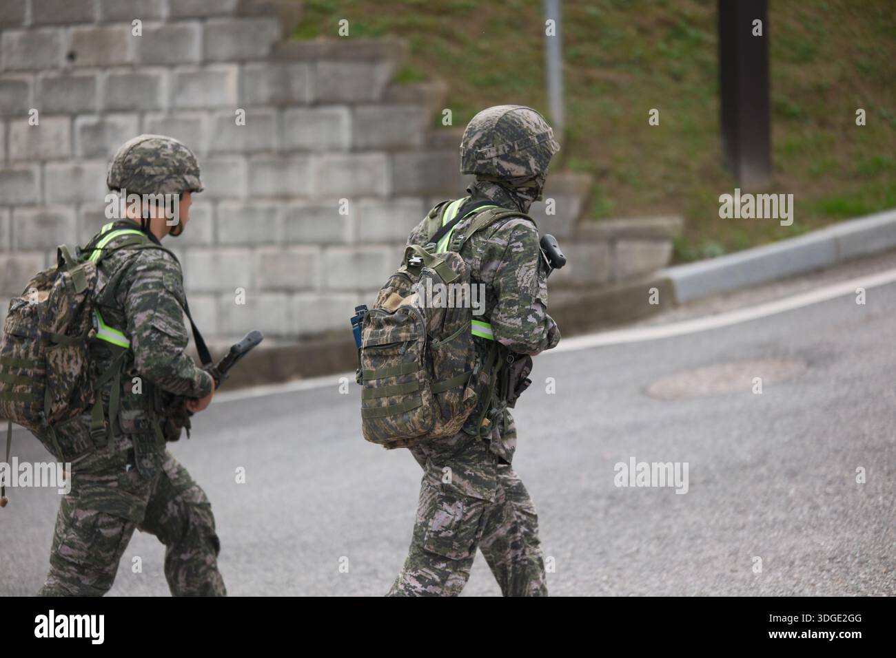 Isola di Ganghwa, Corea del Sud: I soldati sudcoreani pattugliano una strada di sicurezza limitata vicino al confine settentrionale di Ganghwado Foto Stock