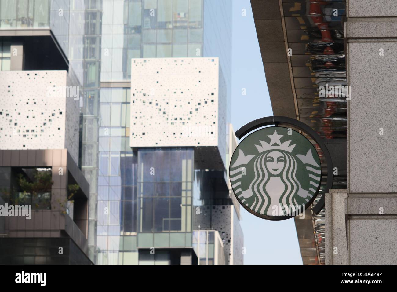 Seoul, Corea del Sud: Logo Starbucks sulla facciata dell'edificio moderno nella zona degli affari di Gangnam Foto Stock