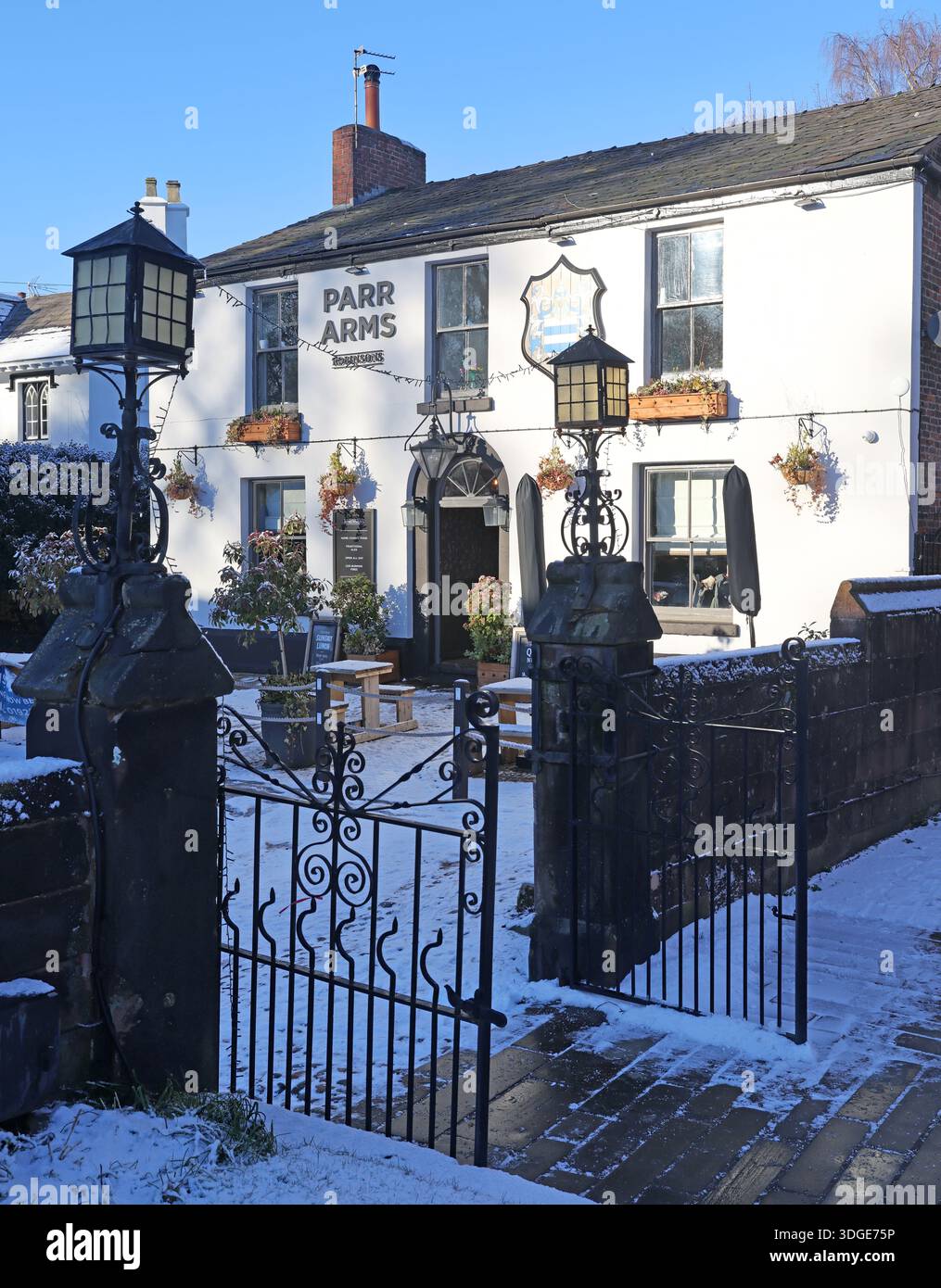 Il Parr Arms, un pub legato alla fabbrica di birra Robinsons nel villaggio di Grappenhall vicino a Warrington, nel Cheshire, fotografato in inverno con la neve che ricopre il pub Foto Stock