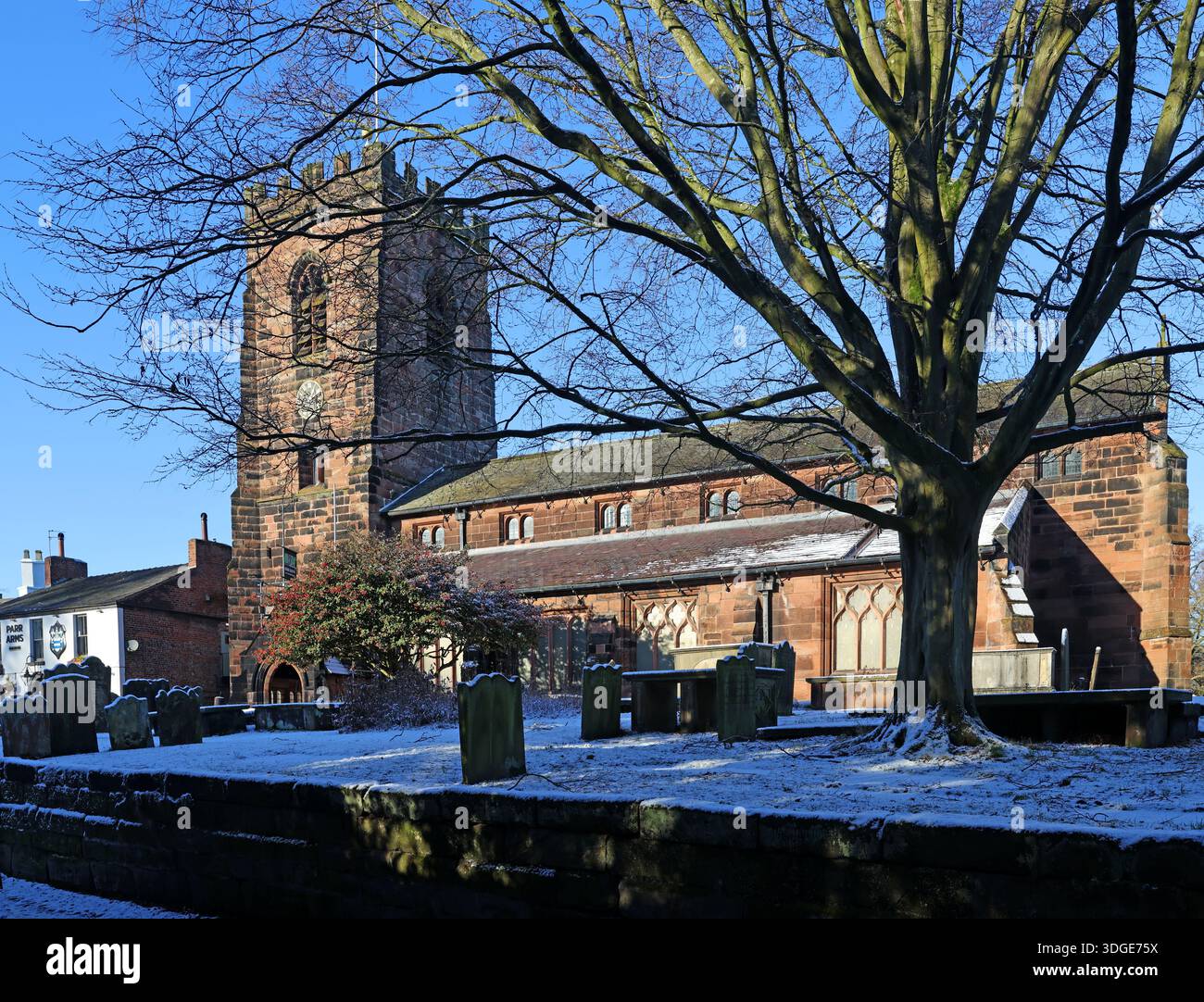 St Wilfrid's Church on Church Lane nel villaggio di Grappenhall vicino a Warrington, Cheshire, fotografata in inverno con neve leggera che copre la chiesa Foto Stock