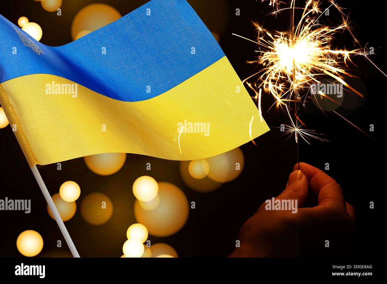 Disegno del biglietto d'auguri per le festività ucraine con bandiera nazionale. luci scintillanti e bokeh accese su sfondo nero Foto Stock