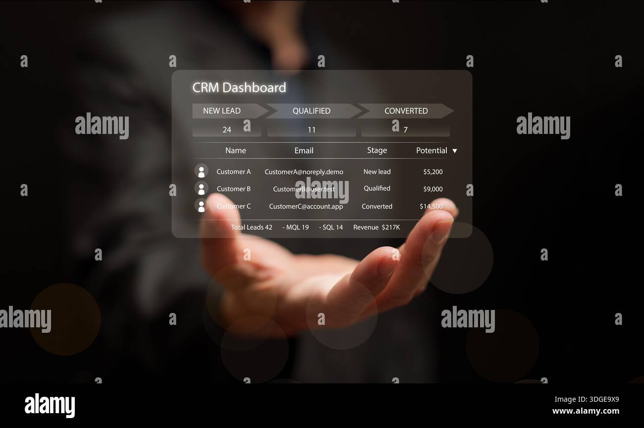 Un uomo d'affari che tiene a mano l'interfaccia del dashboard CRM con la gestione dei lead e i dati di vendita. Moderno concetto di gestione delle relazioni con i clienti e software sol Foto Stock