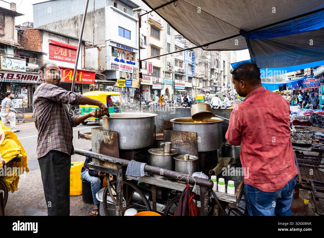 Chai Stall, negozio di tè indiano in strada, vicino a Jama Masjid (moschea), centro della città vecchia, Ahmedabad, Gujarat, India, Asia meridionale, Asia Foto Stock