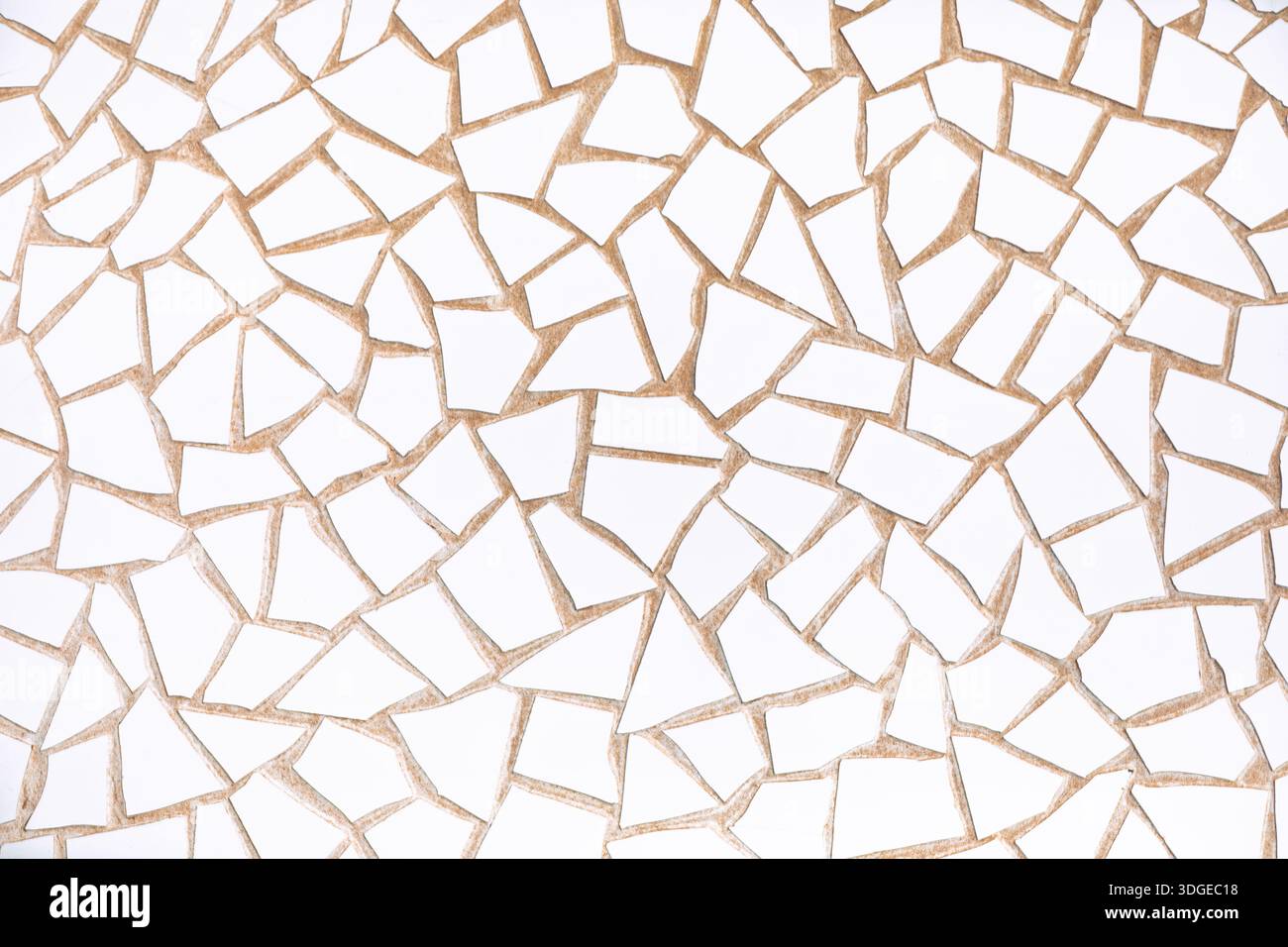 Le tessere a mosaico bianco irregolari formano uno sfondo a motivo astratto, mescolando i bordi con le linee di Malta. Il design frammentato evoca il minimalismo moderno Foto Stock