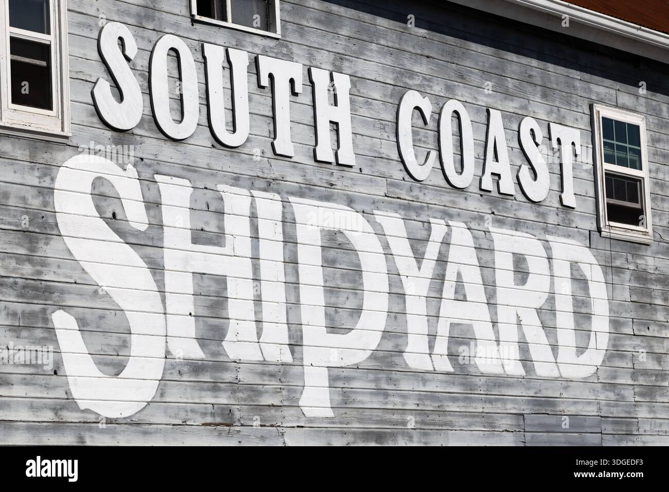 Edificio in legno con grande cartello dipinto con la scritta "South Coast Shipyard" a Newport Beach, California. Foto Stock