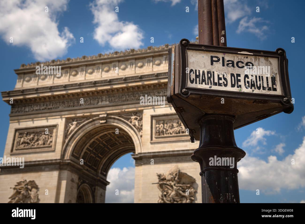 Place Charles de Gaulle insegna con l'Arco di Trionfo - Parigi, Francia Foto Stock