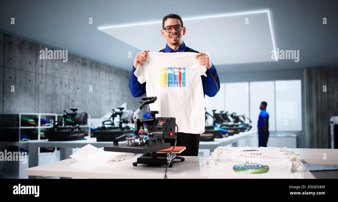 Design personalizzato della camicia: Lavoratore latino-americano che utilizza la macchina di trasferimento della pressa di calore Foto Stock