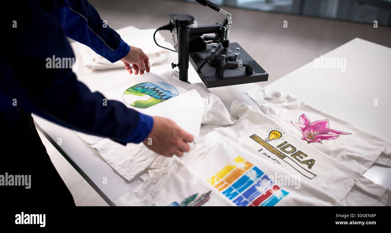 Young Latino Man inizia la sua attività di progettazione di magliette personalizzate con Heat Press Machine. Foto Stock