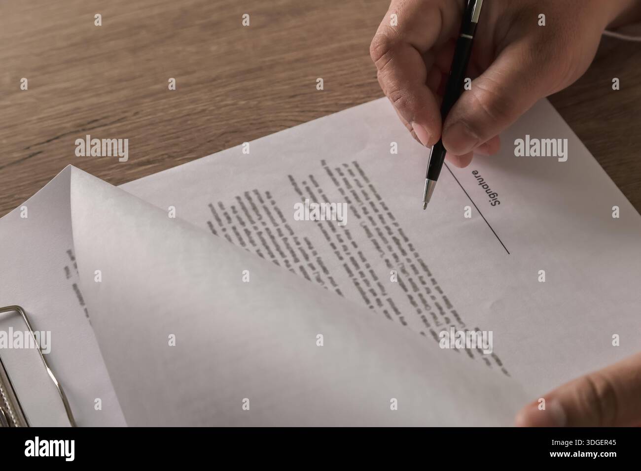 Penna per persona ritagliata che firma un contratto commerciale, concentrati sul modulo di firma, accordo legale sicuro, approvazione, documentazione e chiusura di trattative aziendali Foto Stock