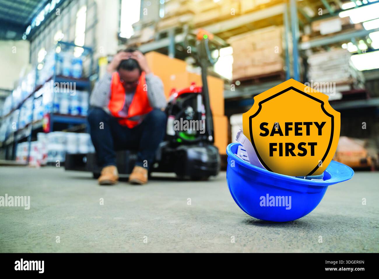 Safety First Warehouse worker siede sul pavimento dopo un incidente di sicurezza vicino a un carrello elevatore; elmetto e DPI, prevenzione degli incidenti, gestione dei rischi e c Foto Stock