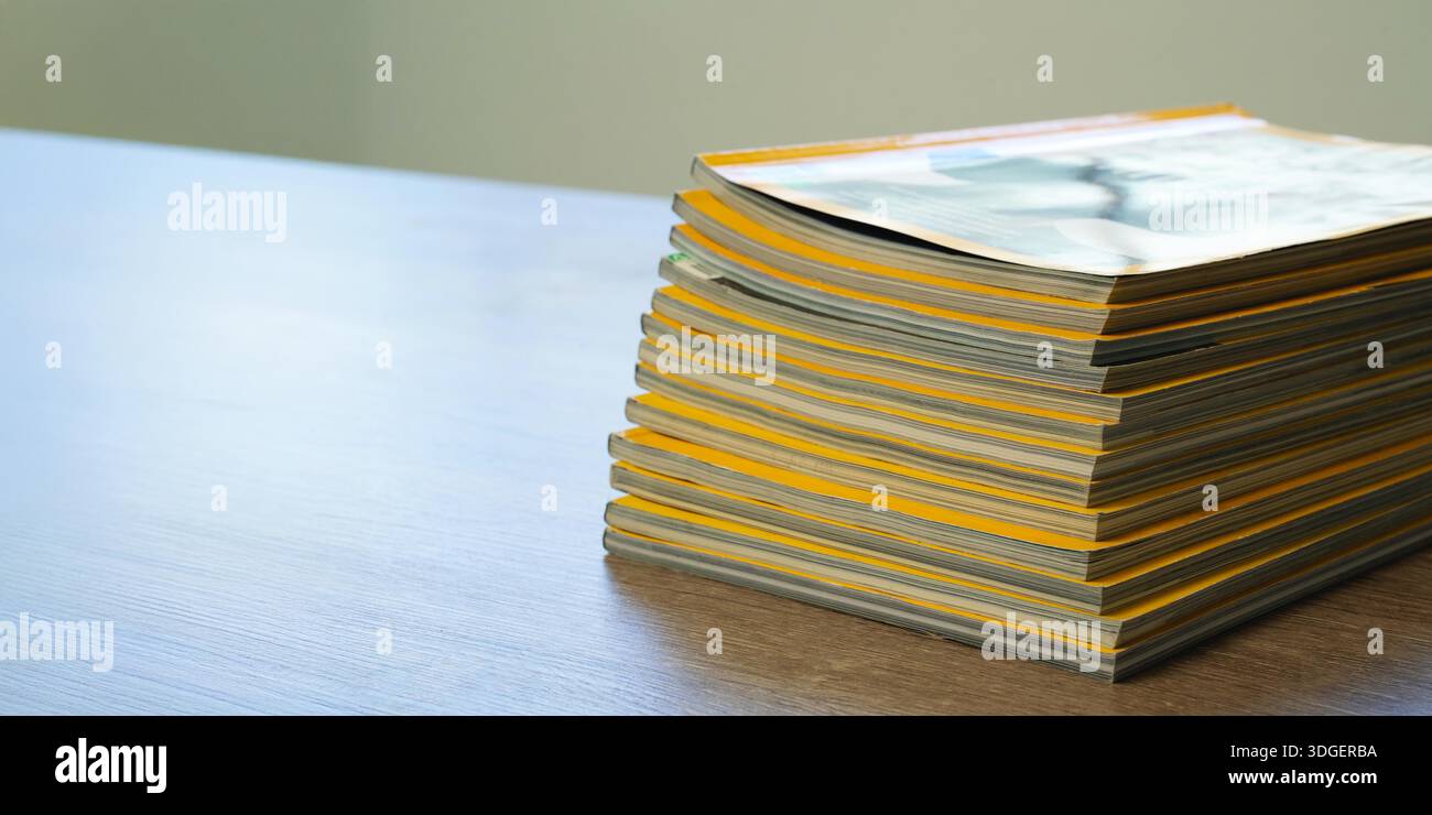Riviste serie di pubblicazioni di riviste stampate su tavola che rappresentano pubblicazioni, lavori editoriali, supporti di stampa, marketing del marchio, abbonamenti, copia s Foto Stock