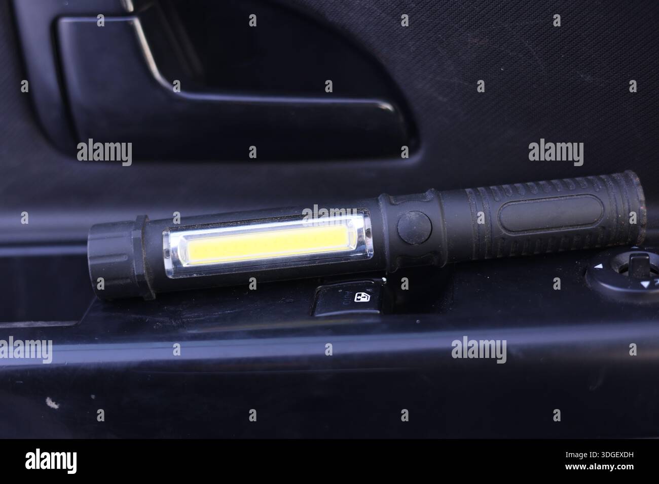 Una piccola torcia nera di grande potenza LED Foto Stock