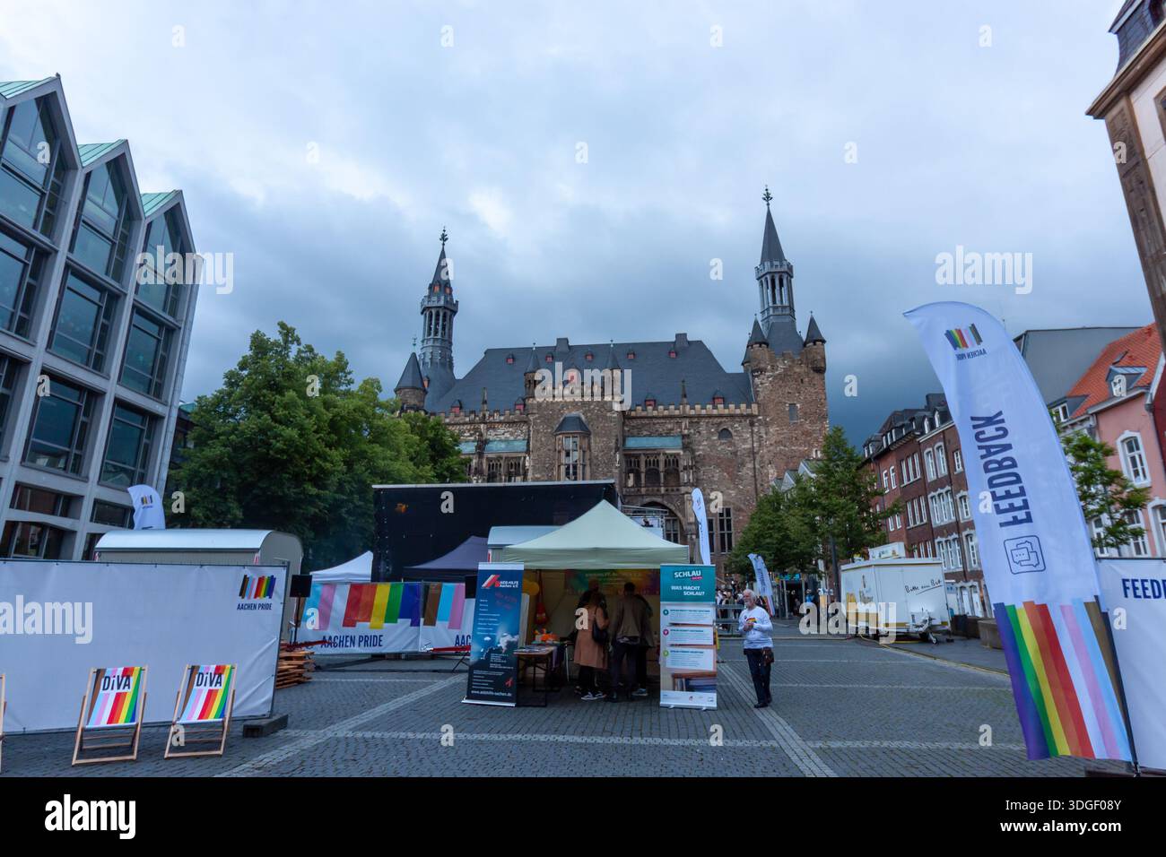 AQUISGRANA, GERMANIA - 31 MAGGIO 2024: Evento Aachen Pride in piazza Katschhof ad Aquisgrana, Germania. La scena mostra tende informative, striscioni arcobaleno, a. Foto Stock