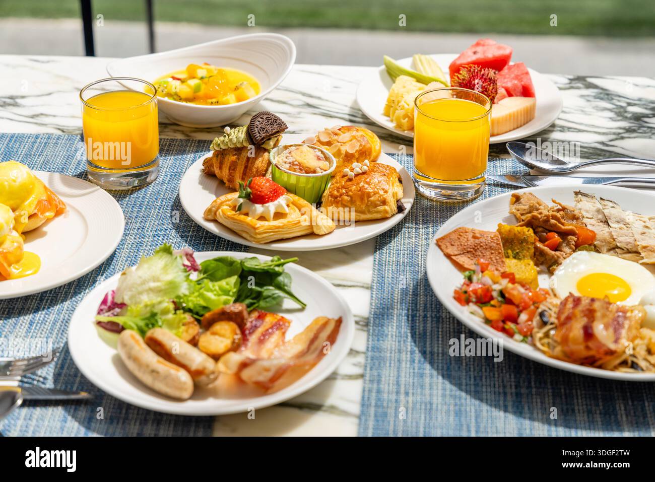 Delizioso assortimento per la colazione su un tavolo di marmo, con pasticcini, Foto Stock