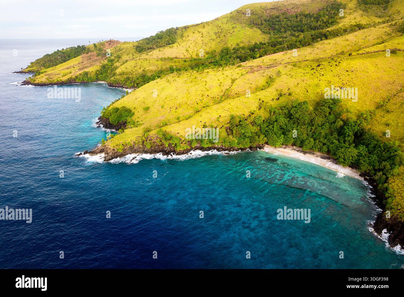 Spettacolare isola tropicale di Tagulandang a nord di Sulawesi in Indonesia, colline erbose con spiagge di sabbia bianca e vegetazione tropicale Foto Stock
