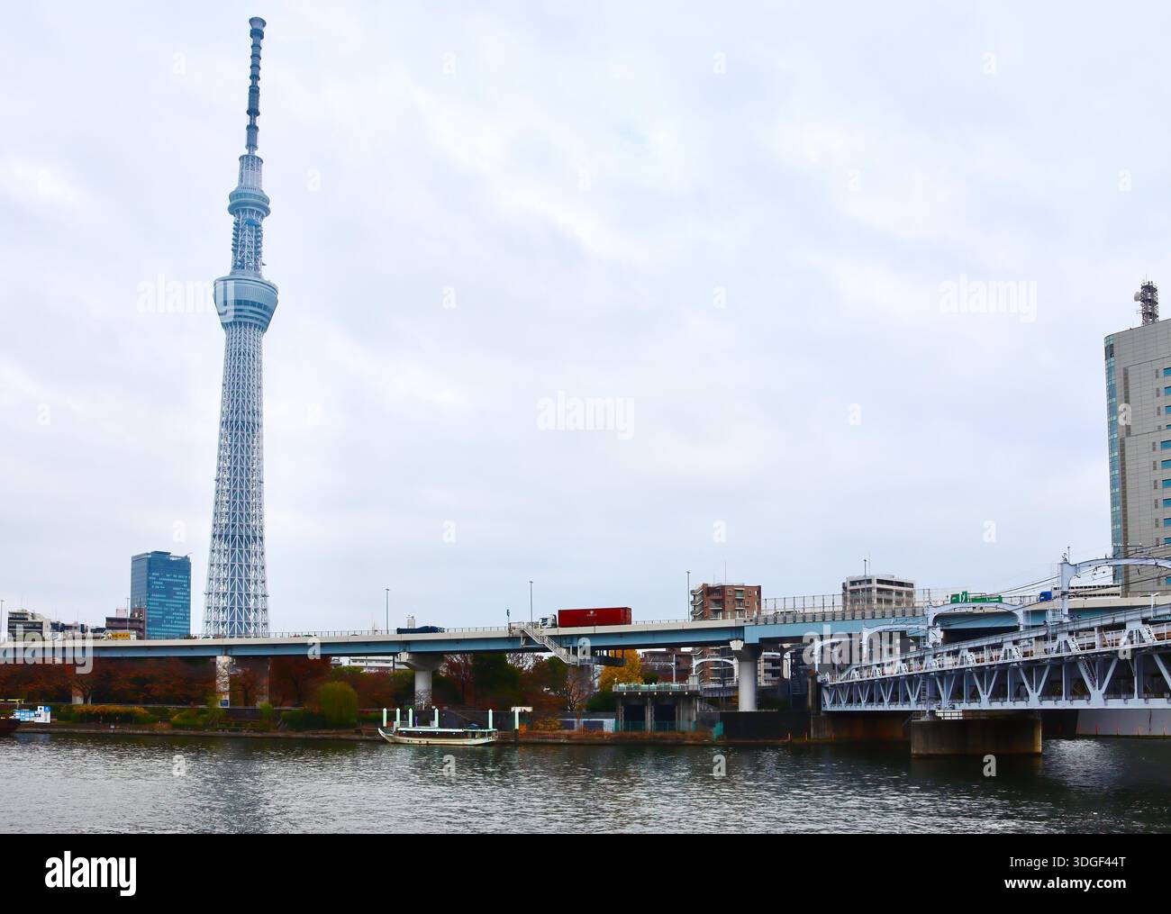 Trasmissione e osservazione Tokyo Skytree e la torre più alta del mondo, aperta nel 2012, vista dalla riva del fiume Sumida Tokyo, Giappone, Asia orientale Foto Stock
