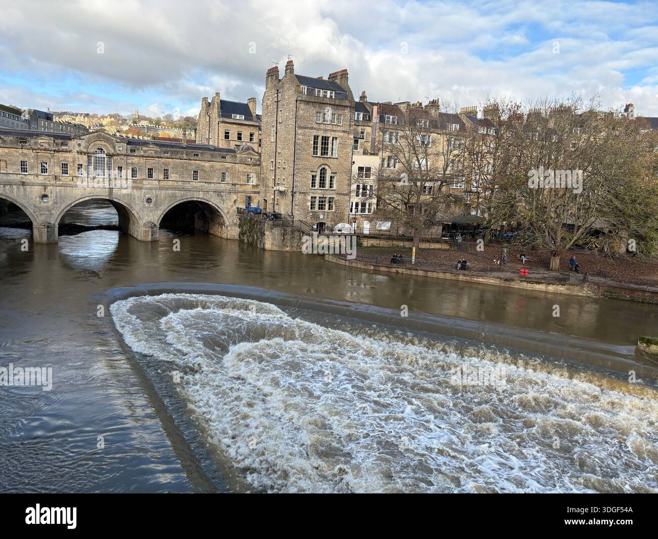 Pulteney Bridge e weir sul fiume Avon a Bath, Inghilterra, con edifici storici in pietra e acqua che scorre in una giornata nuvolosa. - Immagine stock catturata con smartphone