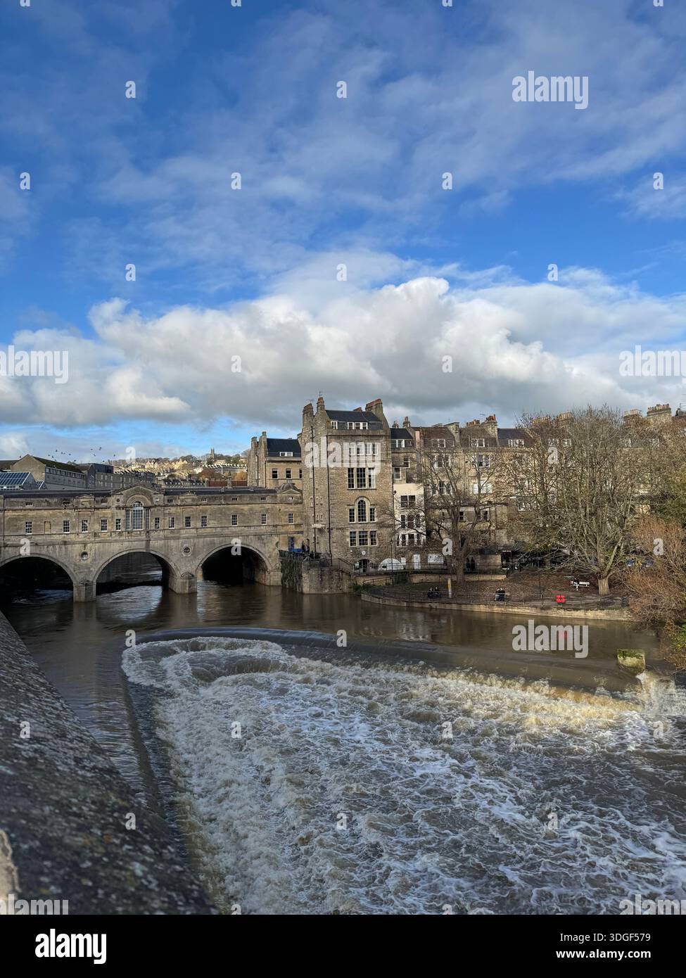Pulteney Bridge e weir sul fiume Avon a Bath, Inghilterra, con edifici storici in pietra e acqua che scorre in una giornata nuvolosa. - Immagine stock catturata con smartphone