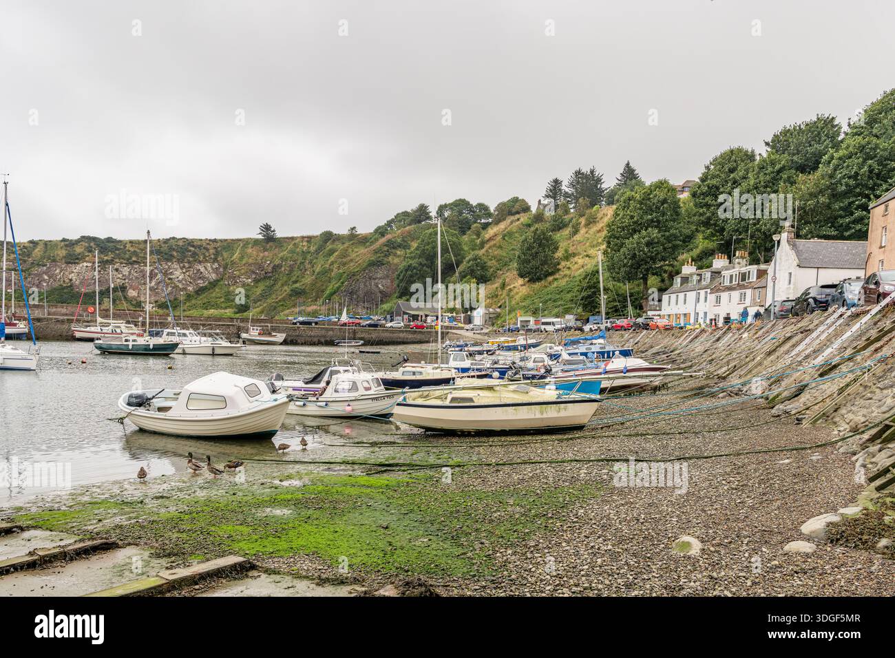 Barche sulla costa di Stonehaven - Cowie Harbour, Aberdeenshire, Scozia Foto Stock