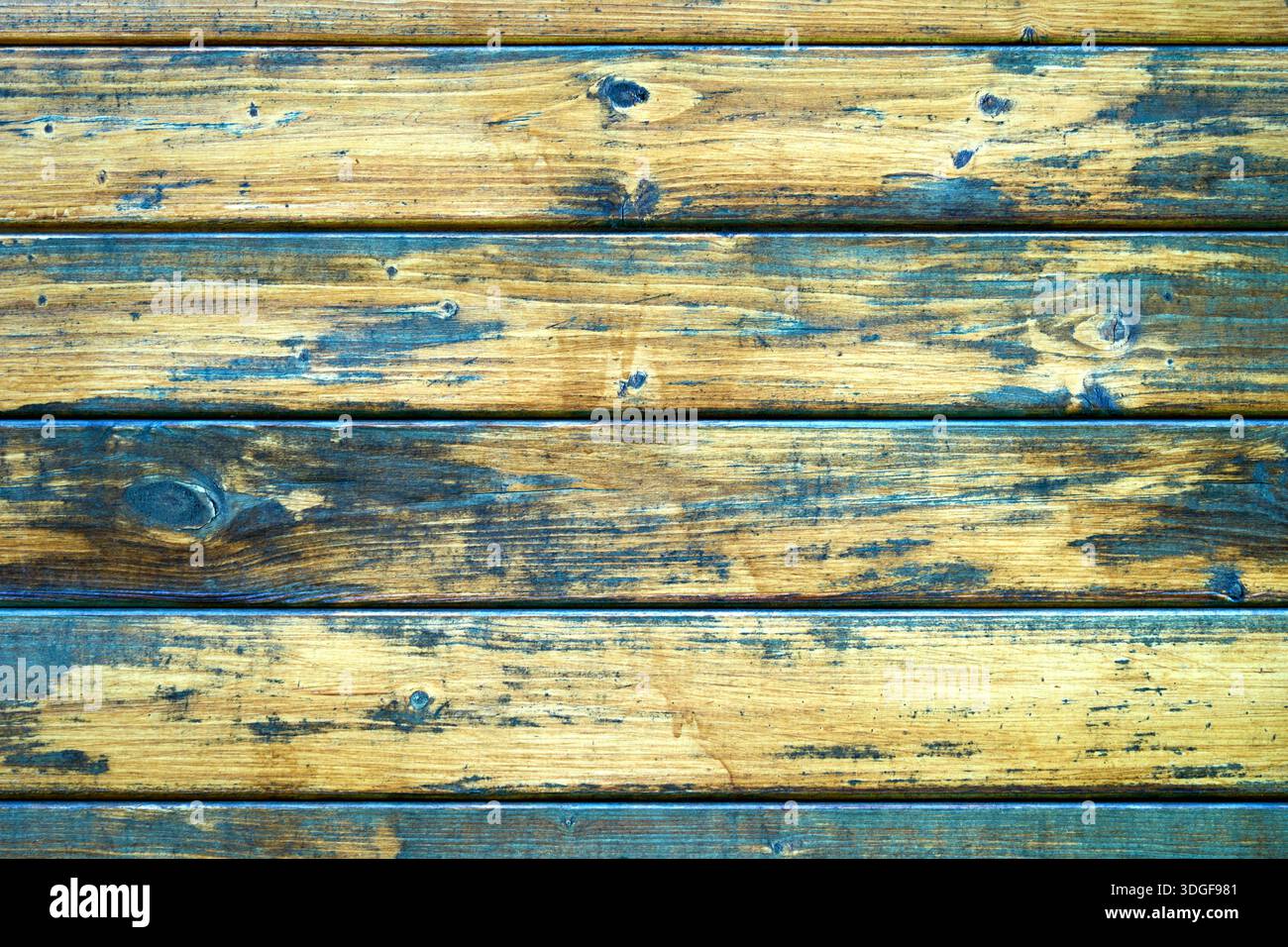 Fondo in legno intemprato con tavole orizzontali. Texture shabby chic di legno invecchiato con vernice blu sbucciante e venatura naturale visibile. Foto Stock