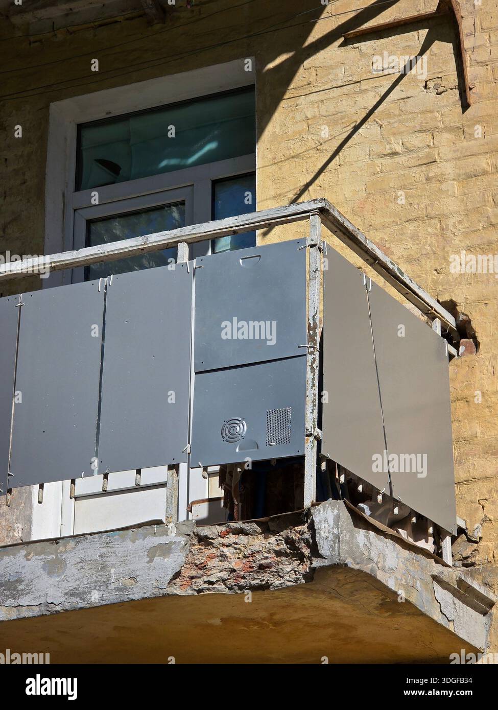 Balcone sbriciolato riparato con pannelli in metallo del case del PC ATX. Distretto di Darnytskyi, Kiev, Ucraina. Soluzioni fai-da-te per il degrado urbano e l'alloggiamento. Condizioni scadenti di Foto Stock