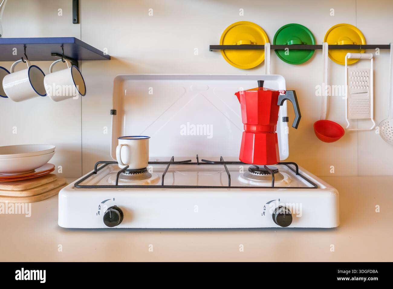 Cucina domestica d'epoca idilliaca con colorato design retrò Foto Stock