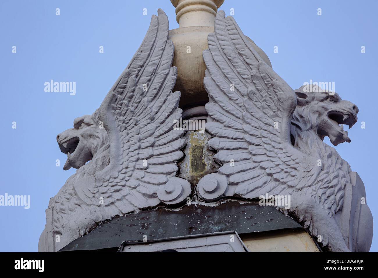 Dettaglio architettonico dal tetto dell'Opera Nazionale dell'Ucraina a Kiev. La scultura in pietra presenta due leoni alati, o griffin, seduti Foto Stock