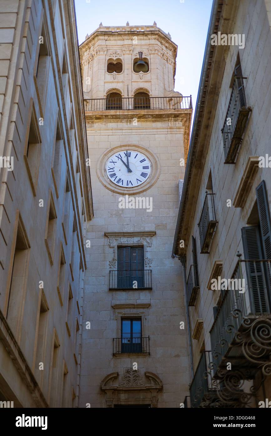 La magnifica facciata barocca del XVIII secolo del Municipio di Alicante, Ayuntamiento de Alicante, un punto di riferimento storico situato nella vivace Plaza del Foto Stock