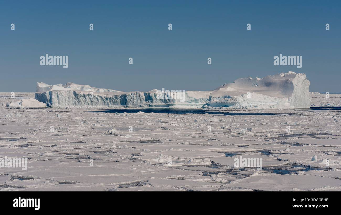 Iceberg e ghiaccio marino, mare di Baffin, Groenlandia. Foto Stock