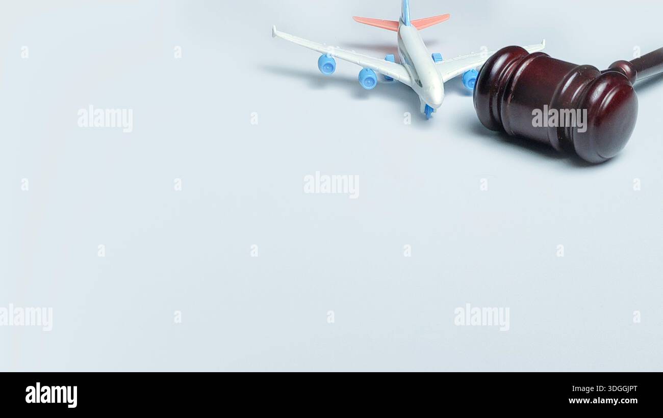 Legge sull'aviazione e concetto di compensazione del volo con Toy Airplane e Judge Gavel Foto Stock