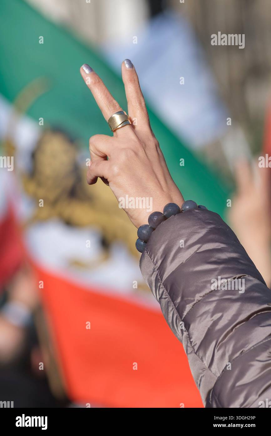 I manifestanti iraniani protestano contro il regime di mullah in Iran in piazza Roncalliplatz vicino alla cattedrale di Colonia. Foto Stock