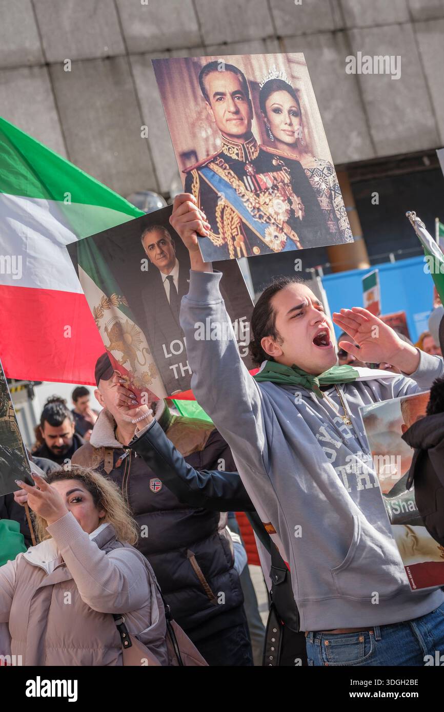 I manifestanti iraniani protestano contro il regime di mullah in Iran in piazza Roncalliplatz vicino alla cattedrale di Colonia. Foto Stock