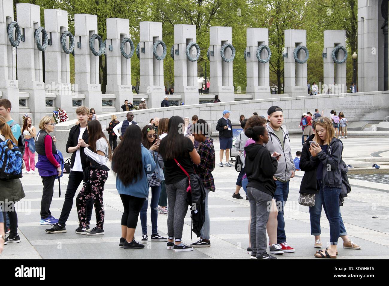 Le persone si uniscono in un memoriale con alti pilastri. L'atmosfera è tranquilla e rispettosa, Washington D.C, USA Foto Stock