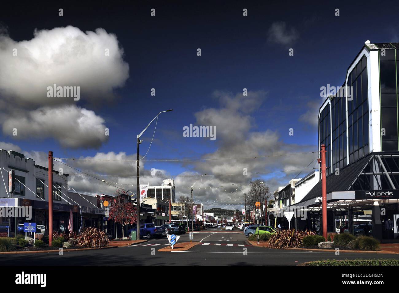 Scena cittadina in Tutanekai Street a Rotorua con architettura moderna e strade trafficate, Rotorua, Isola del Nord, nuova Zelanda Foto Stock