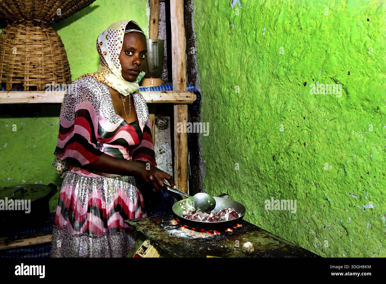 Una donna prepara le tib in una cucina tradizionale, Lalibela, Etiopia Foto Stock