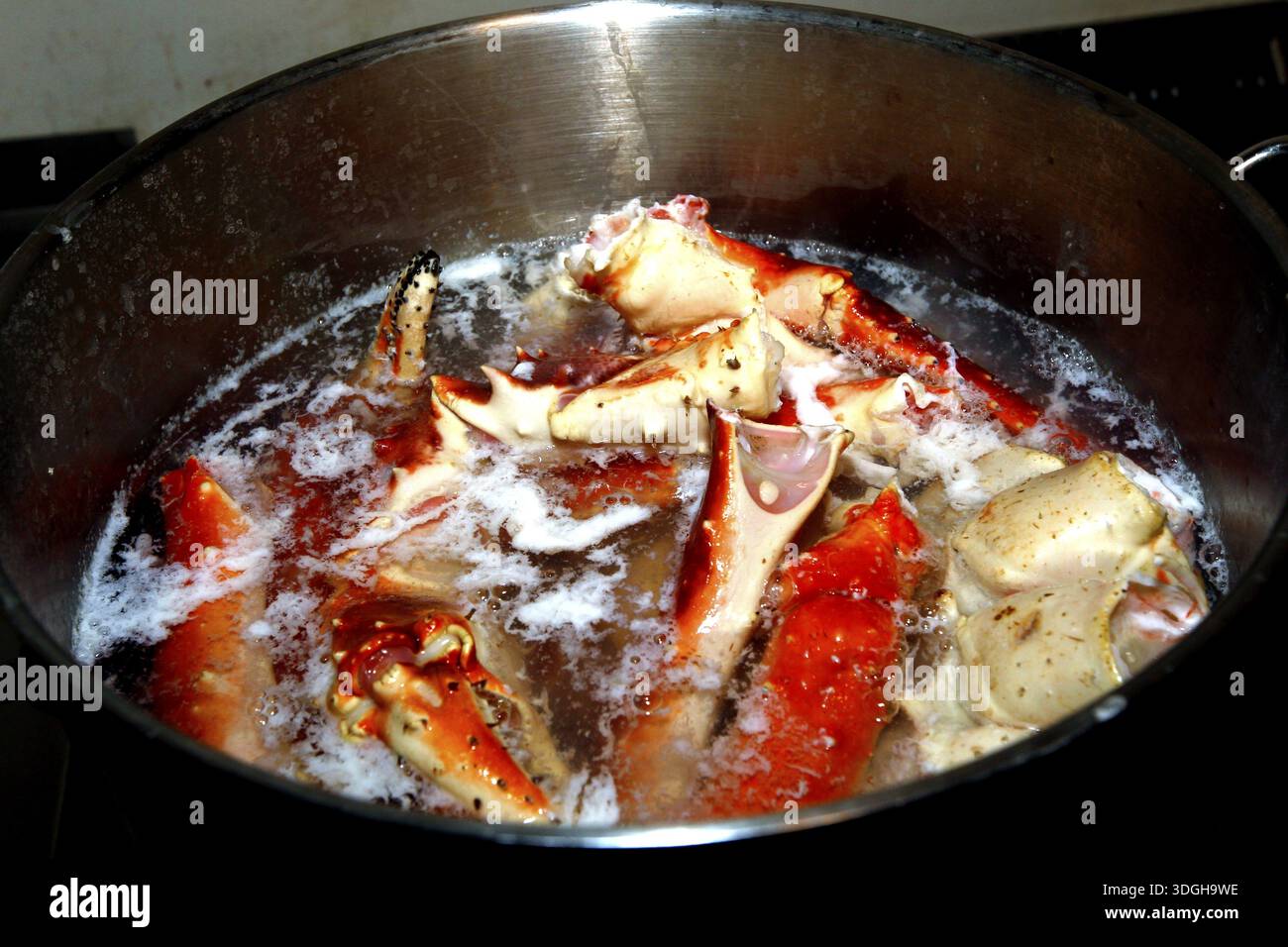 Gambe di granchio re che cucinano in un grande vaso a Sarnes, Sarnes, Norvegia Foto Stock