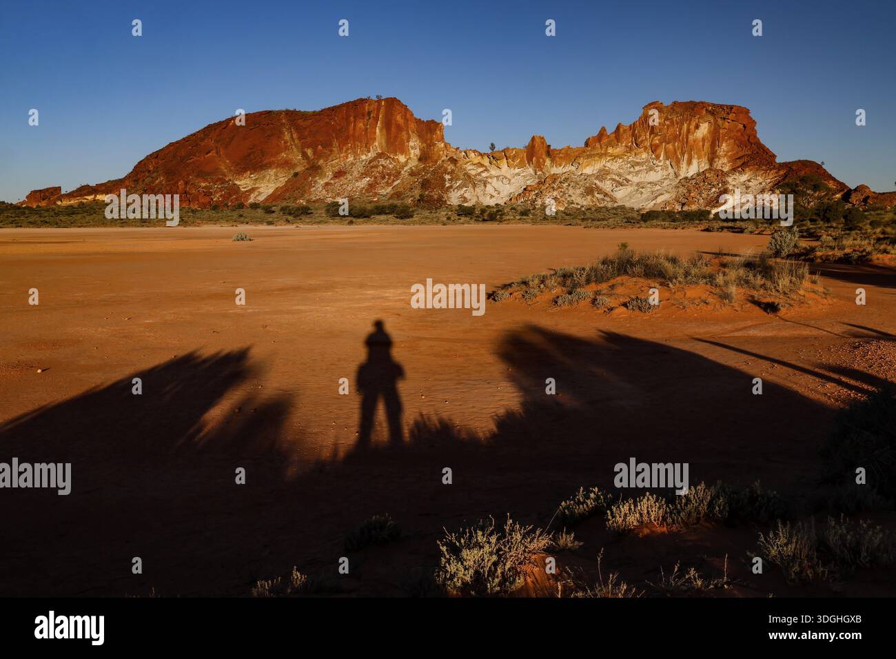 Ombre scure contro il paesaggio contrastante della Rainbow Valley quando il sole è basso, Rainbow Valley, Northern Territory, Australia Foto Stock