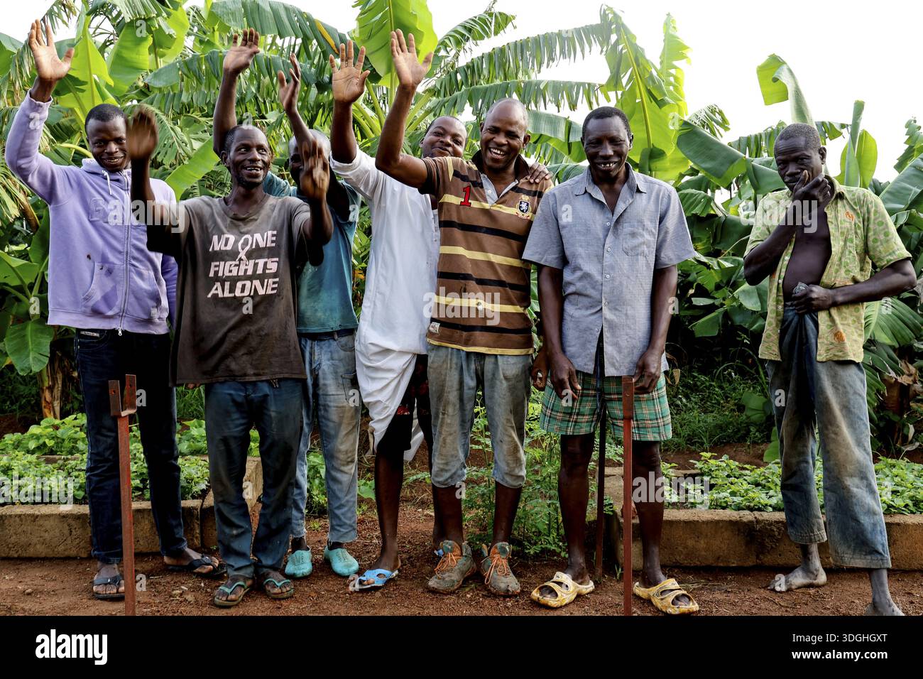 Gruppo di lavoratori nell'orto ortofrutticolo del centro di riabilitazione di Nongotanakaha, null, Costa d'Avorio Foto Stock