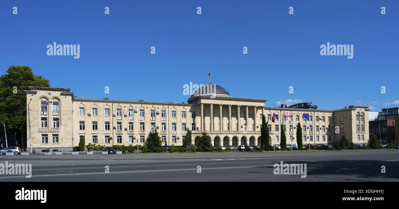 Ampio edificio classico con vista panoramica sotto il cielo azzurro, il Municipio, Gori, la regione interna di Kartli, Georgia Foto Stock
