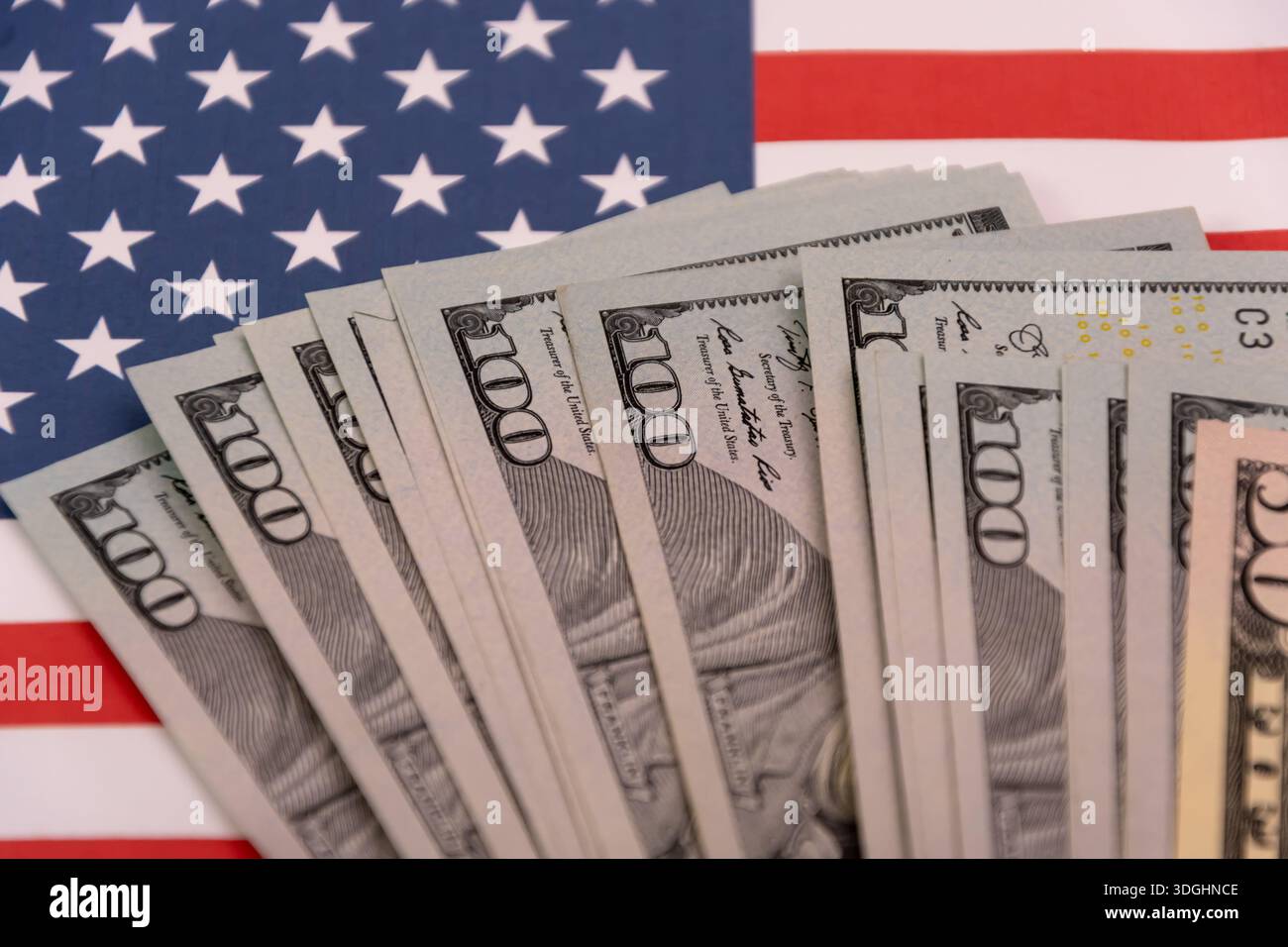 Primo piano delle banconote in dollari sulla bandiera americana. Foto Stock