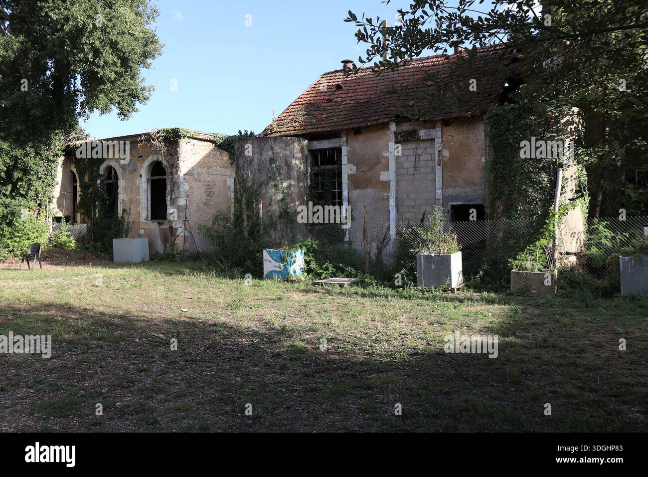 Les usines, ancienne usine, ancienne filature transformée en incubateur, fablab et lieu artistique, vue de l'extérieur, Village de Ligugé, département Foto Stock