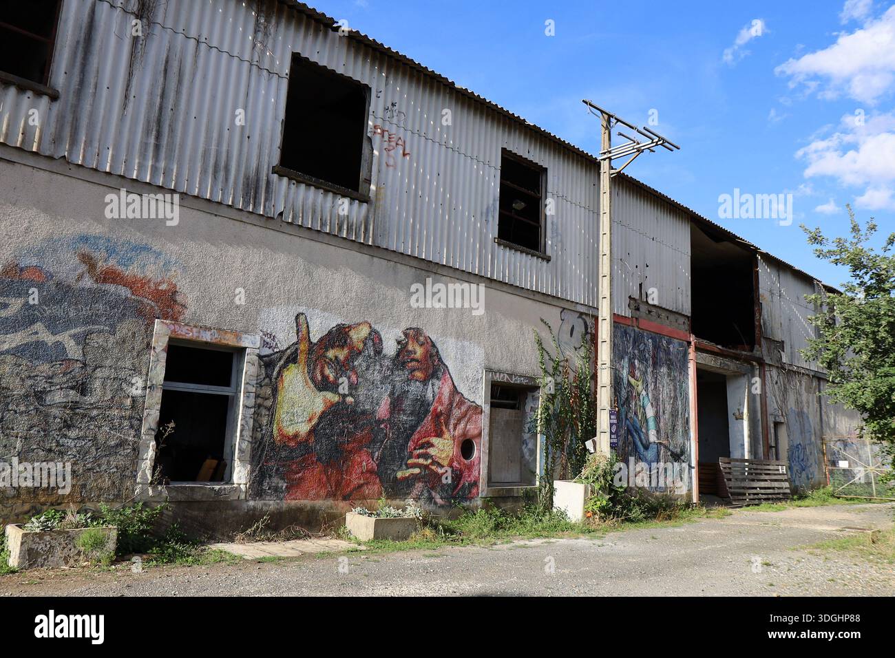 Les usines, ancienne usine, ancienne filature transformée en incubateur, fablab et lieu artistique, vue de l'extérieur, Village de Ligugé, département Foto Stock