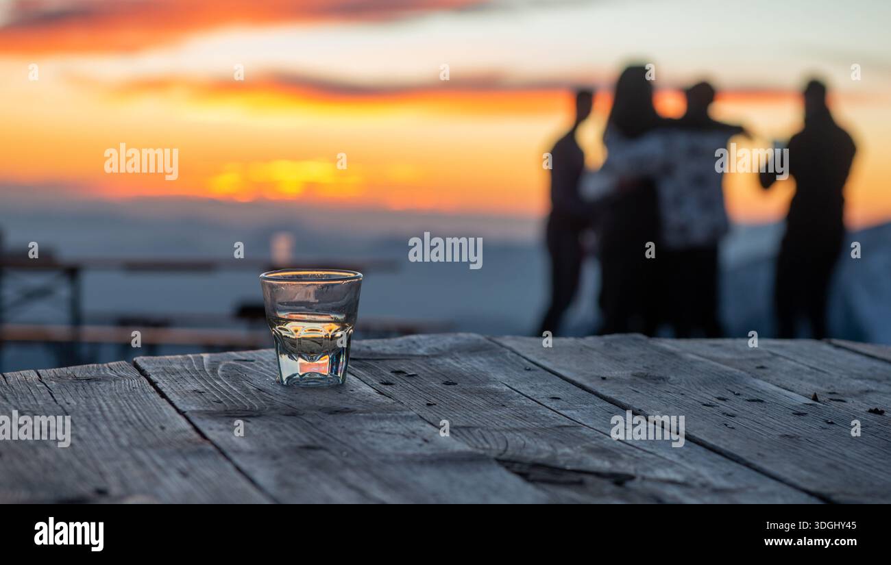 Bicchiere di liquore collocato sul tavolo fuori dal rifugio Foto Stock