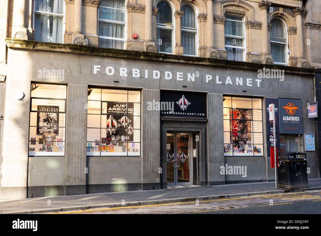 Newcastle Upon Tyne Regno Unito: 17 novembre 2025: Forbidden Planet Outdoors on Grainger St. Comic store espone vari articoli e rilasci in un'area urbana trafficata Foto Stock