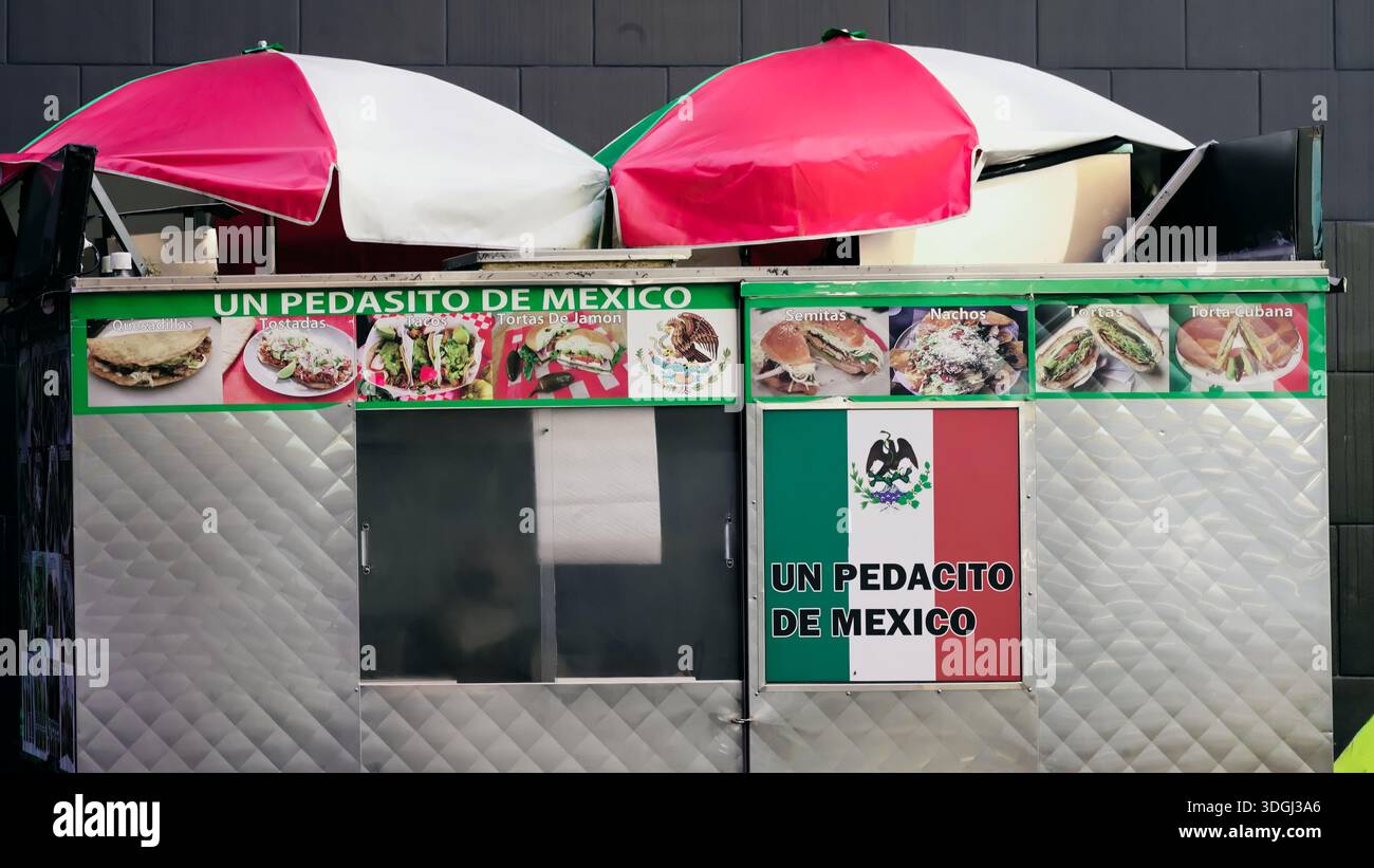 New York, NY - 20 dicembre 2025: Cartello "un Pedacito de Mexico" e primo piano del menu sul carrello di Street food della cucina latina a Manhattan. Foto Stock
