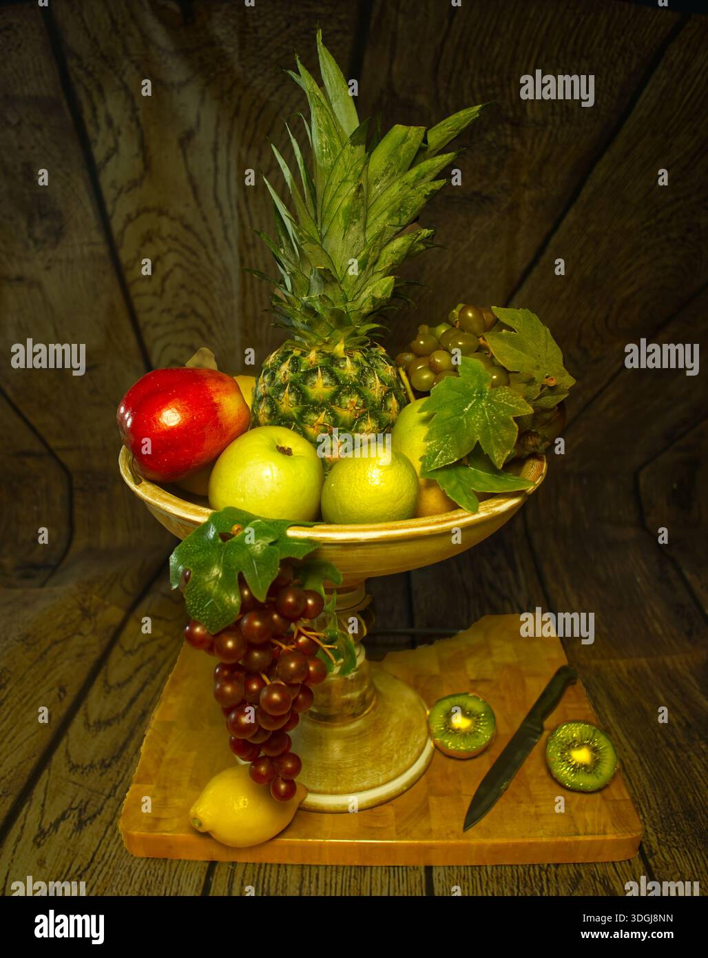Foto della natura morta della ciotola di frutta e coltello in stile vecchio maestro. Foto Stock